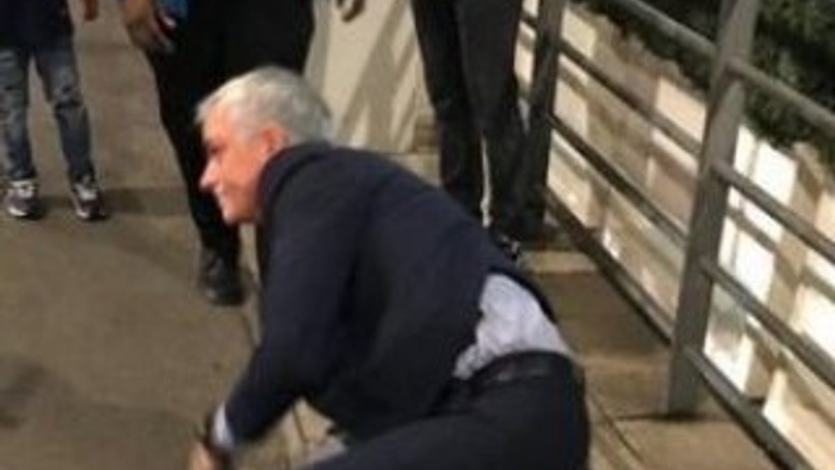 Mourinho ipe takılıp düştü - VİDEO