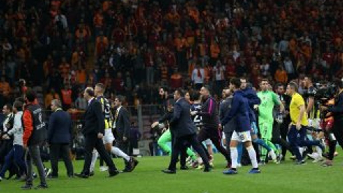 Galatasaraylı taraftarlar güvenlik görevlisini darp etti