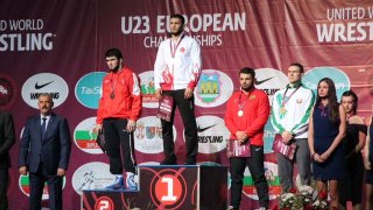 Genç Milli güreşçilerden Avrupa'da 3 madalya daha