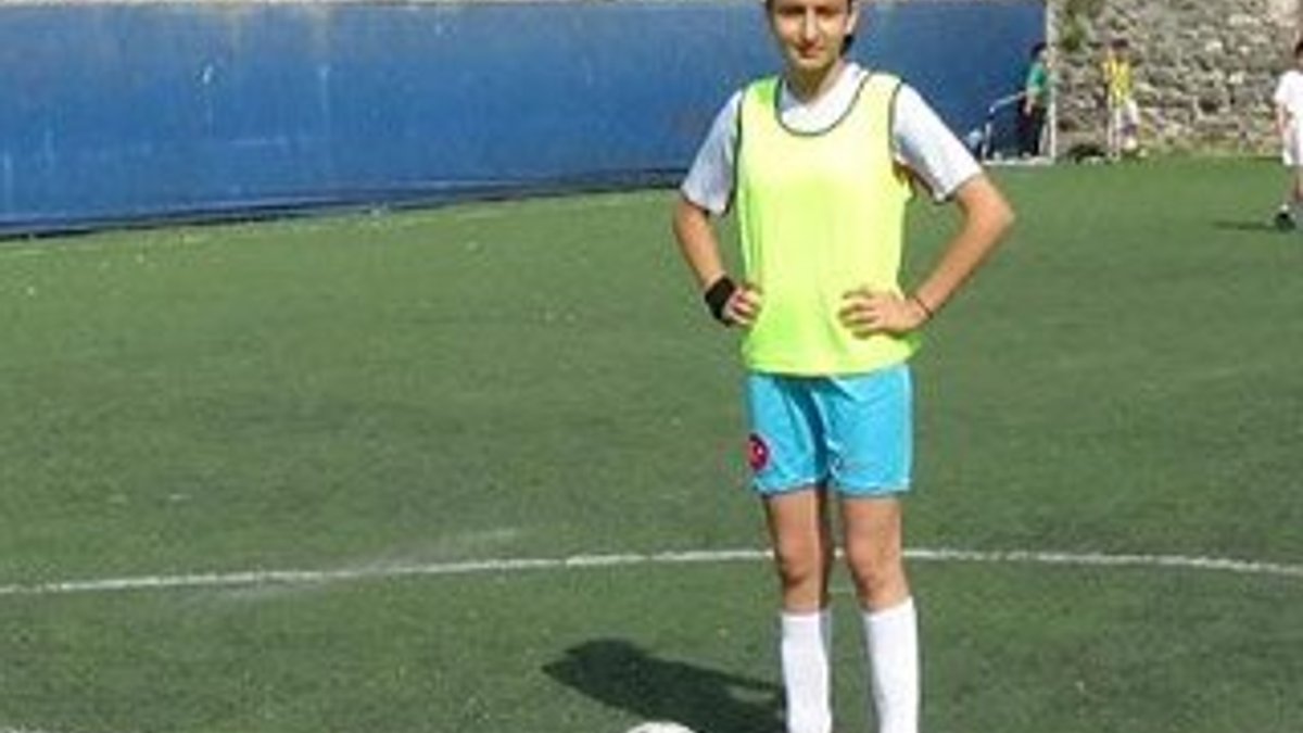 Futbolcu olmak isteyen Zeynep, kendisine takım arıyor