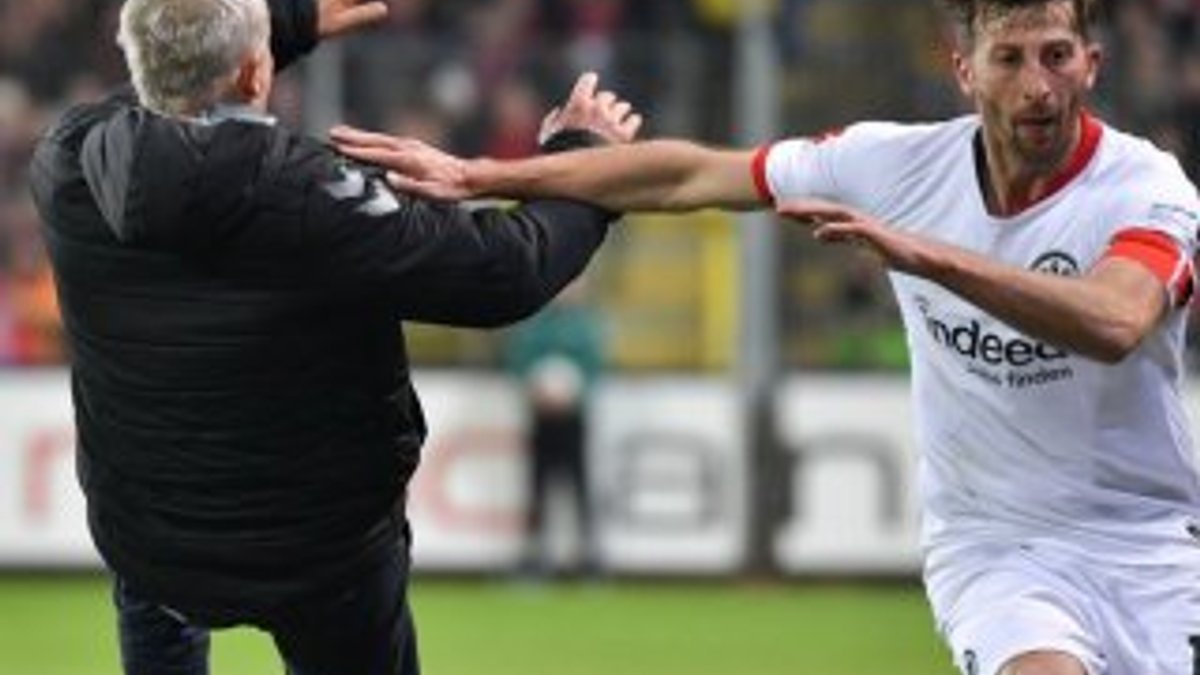 Bundesliga'da futbolcu, teknik direktöre omuz attı