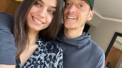 Amine Gülşe ve Mesut Özil'i koronavirüs ayırdı