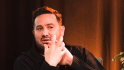Metin Arolat: Karton üzerinde yattım