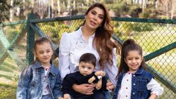 Ebru Şancı oğluna pembe zıbın giydirdi
