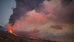 La Palma Yanardağı 3 ay daha lav püskürtecek