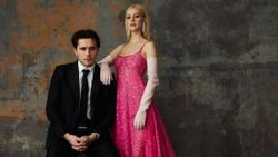 Nicola Anne Peltz ağlıyor