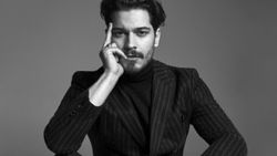 Çağatay Ulusoy da sevgilsiyle eve kapandı
