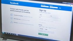 Facebook şifreleri 'düz metin' olarak saklıyor