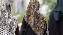 Fransa'da başörtülü annelere okul gezisi yasaklanıyor