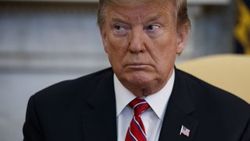 Çin'e ek gümrük vergisi getiren Trump, kararı erteledi