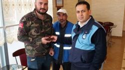 Temizlik işçisi bulduğu cüzdanı sahibine ulaştırdı