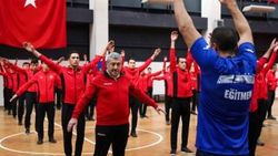Polisler vatandaş için spor salonlarında