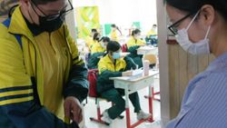 Çin'de öğrencilere, korona takibi için bileklik takılıyor