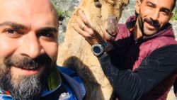 Erzincan'da kurtardıkları keçiyle fotoğraf çektirtiler