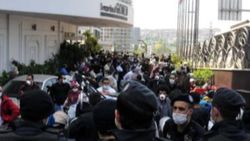 Libya'dan uçak gelmeyince otel önünde protesto ettiler