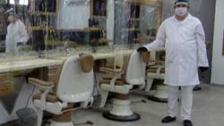 Avcılar’da, berberden koltukların arasına saydam perde