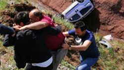 Ağrı'da, hafif ticari araç şarampole devrildi: 6 yaralı