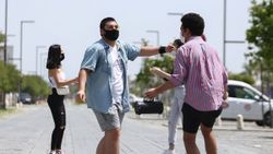 Antalyalı gençler sokağa çıkarak 'Erik Dalı' oynadı