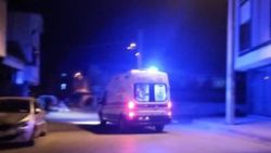Dükkanda kendini asan kişiyi komşuları kurtardı