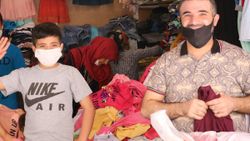 Şanlıurfa'da, yaşıtları gezerken o babasına yardım etti