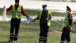 Van'da çöp toplayan temizlik işçilerinden halay