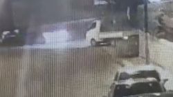 Ümraniye’de park halindeki kamyonetin çalındığı anlar