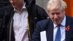 İngiltere'de Başbakan Johnson'a Cummings tepkisi