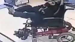 Ayağı ile silah çekerek soygun yapan engelli genç