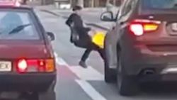 Aracın altında kalmaktan son anda kurtuldu