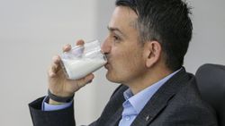Pakdemirli: Çin'e süt ihracatının kapıları açıldı