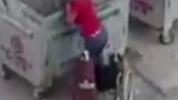 Hatay'da tekerlekli sandalyesiyle plastik atık topladı