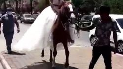 Antalya'da gelin ve damat düğüne atla gitti