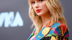 Taylor Swift'ten ırkçı heykelleri kaldırın çağrısı