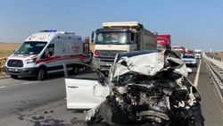 Aksaray'da otomobil traktöre çarptı: 1 ölü 3 yaralı
