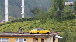 Rize'de, satmak istemediği otomobili çatıya koydu