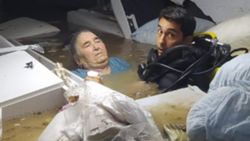 Adana'da, su basan tıp merkezinde mahsur kaldı