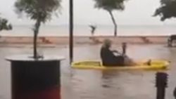 Tekirdağ'da bir adam göle dönen caddede kayıkla geçti