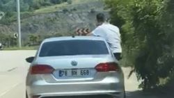 Kocaeli'de aracın camından sarkan adam