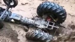 Bitlis'te, park halindeki traktör sel sularına kapıldı