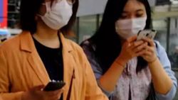 Japonya'nın bir şehrinde yürürken telefon kullanmak yasak