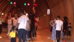 İstanbul'da asker konvoyu yolu kapattı