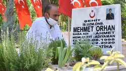 Dedesinin anısına şehitliğin gönüllü bakıcısı oldu