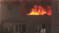 İzmir'de 4 katlı binanın çatı katı yandı