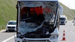 Kocaeli'de işçi servisi ile kamyon çarpıştı: 13 yaralı