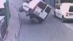 Şişli'de kaldırıma çarpan araç devrildi