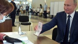 Putin, anayasa değişikliğini oyladı
