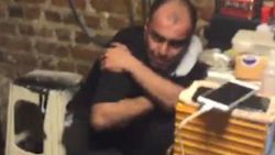 Beyoğlu'nda borcu olan kişiyi satır ve sopayla darbetti