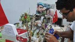 Şehit kardeşinin mezarının maketini yaparak avundu