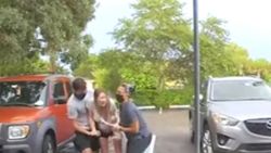 ABD'de bir kadın hastaneye yetişemedi otoparkta doğurdu