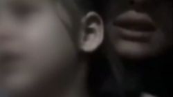 Kuzenine canlı yayında sigara içirmeye çalıştı